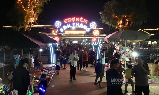 Chợ đêm San Thàng trở thành điểm đến lý tưởng những dịp cuối tuần đối với du khách khi đến với Lai Châu. Ảnh: Tống Bao.