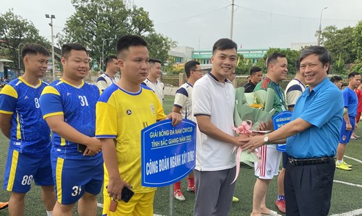 Ông Nguyễn Văn Cảnh - Chủ tịch Liên đoàn Lao động tỉnh Bắc Giang - tặng hoa các đội bóng tham dự giải.