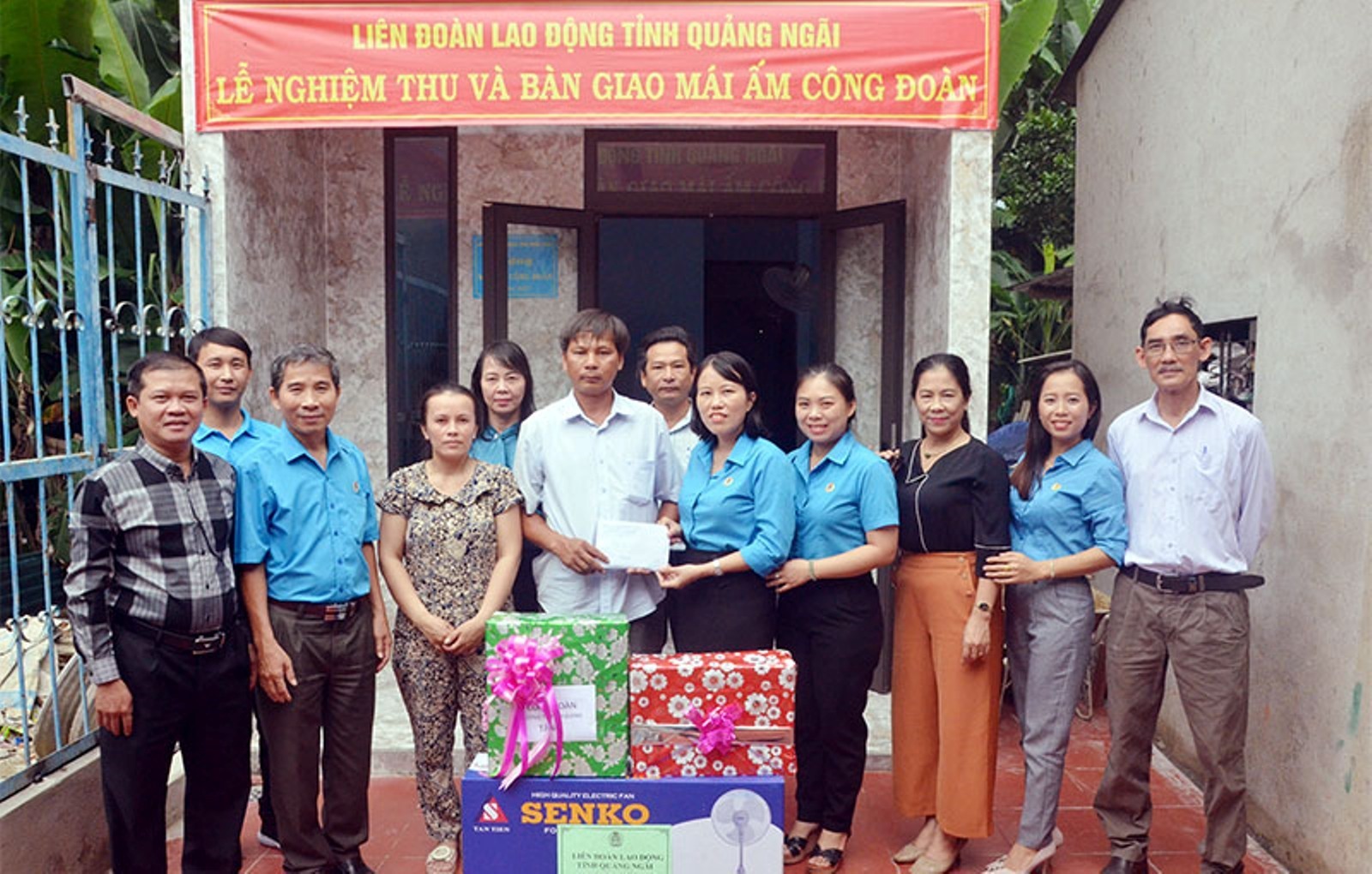 LĐLĐ tỉnh Quảng Ngãi hỗ trợ xây mới và sửa chữa nhà ở cho một đoàn viên công đoàn có hoàn cảnh khó khăn. Ảnh: V.N