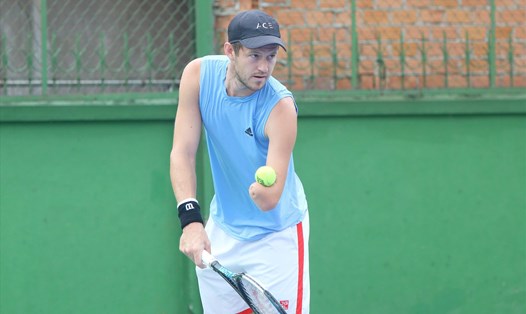 Tay vợt Alex Hunt có trận ra quân thắng lợi tại Giải quần vợt M25 Tây Ninh. Ảnh: T.T