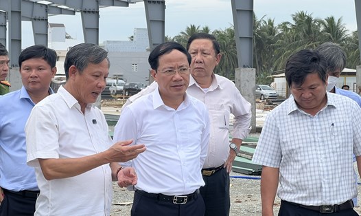 Chủ tịch Bình Định Phạm Anh Tuấn (ở giữa) kiểm tra công tác phòng chống bão số 4.
