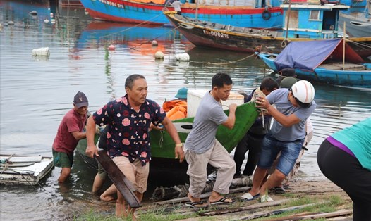 Ngư dân Đà Nẵng gấp rút đưa tàu, thuyền lên bờ tránh bão. Ảnh: Nguyễn Linh