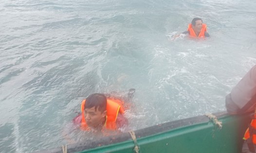 Vùng 4 hải quân vừa giải cứu thành công các ngư dân Bình Định gặp nạn.