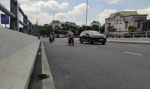 Phương tiện lưu thông trên cầu vượt Nguyễn Hữu Cảnh.  Ảnh: Chân Phúc
