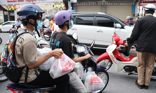 Lo ngại ảnh hưởng của bão Noru (bão số 4), người dân Đà Nẵng đổ xô ra siêu thị, cửa hàng để mua sắm dự trữ. Ảnh: Nguyễn Linh
