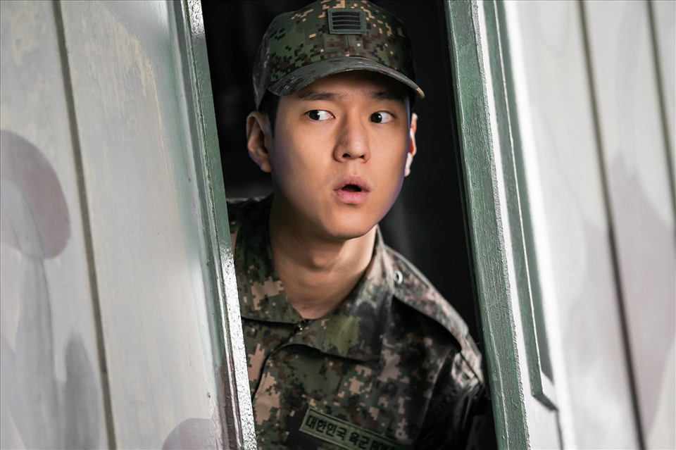 Go Kyung Pyo diễn xuất duyên dáng trong phim "Bỗng dưng trúng số". Ảnh: CJ.