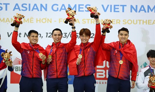 Kiếm thủ Nguyễn Văn Quyết (thứ 2 từ phải sang) và Vũ Thành An (ngoài cùng bên phải) giành huy chương vàng tại SEA Games 31. Ảnh: Hải Nguyễn