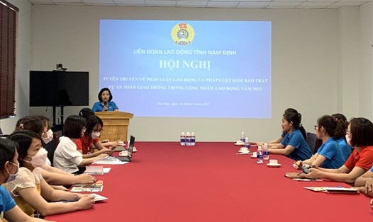 Bà Bùi Ánh Nguyệt - Phó Chủ tịch LĐLĐ tỉnh Nam Định phát biểu tại hội nghị tuyên truyền pháp luật tới công nhân lao động. Ảnh: CĐNĐ