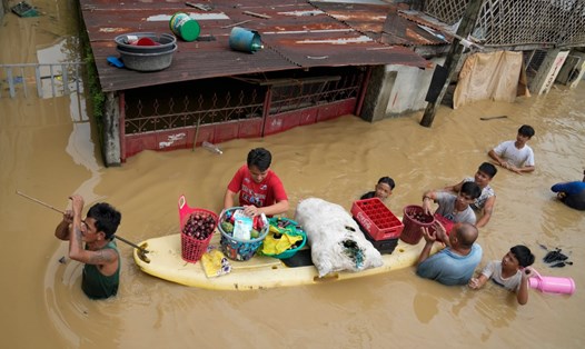 Bão Noru gây lũ lụt nặng ở Philippines. Ảnh: AP