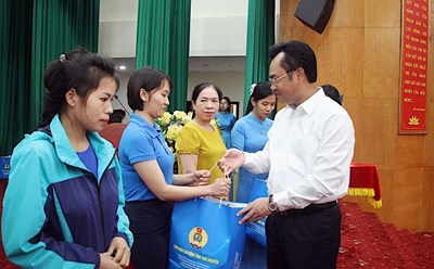 Ông Trịnh Việt Hùng - Uỷ viên dự khuyết Ban Chấp hành Trung ương Đảng, Phó Bí thư Tỉnh uỷ, Chủ tịch UBND tỉnh Thái Nguyên tặng quà công nhân lao động nhân dịp Tháng Công nhân 2022. Ảnh: CĐTN