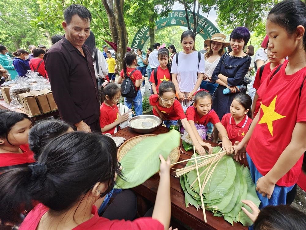 Lần đầu tiên Phú Thọ ra mắt chương trình du lịch học đường “Hướng về nguồn cội” với nhiều trải nghiệm dành cho học sinh như tìm hiểu lịch sử. Ảnh: TL
