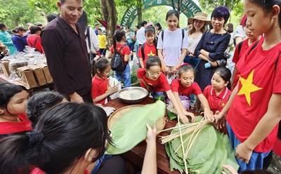 Lần đầu tiên Phú Thọ ra mắt chương trình du lịch học đường “Hướng về nguồn cội” với nhiều trải nghiệm dành cho học sinh như tìm hiểu lịch sử. Ảnh: TL