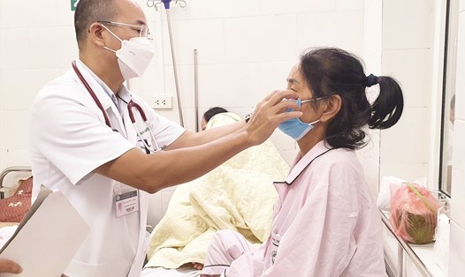 PGS.TS Đỗ Duy Cường thăm khám cho bệnh nhân nhiễm nấm đen điều trị tại Trung tâm bệnh nhiệt đới (Bệnh viện Bạch Mai). Ảnh: Mai Thanh