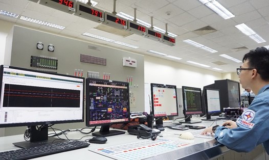 Nhân viên Công ty Nhiệt điện Phú Mỹ đang theo dõi hoạt động của các Nhà máy phát điện trên hệ thống. Ảnh: Công ty Nhiệt điện Phú Mỹ cung cấp