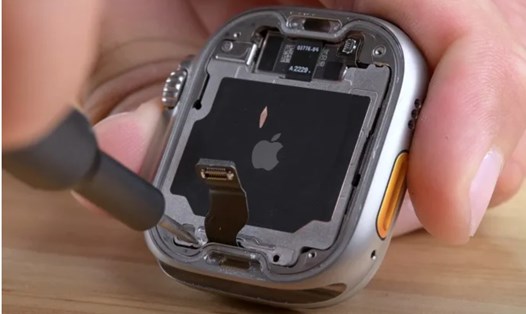 iFixit đã "mổ" một chiếc Apple WAtch Ultra và xác nhận nó rất khó để có thể tự sửa chữa. Ảnh: iFixit