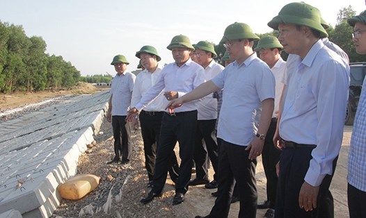 Chủ tịch UBND tỉnh Nghệ An Nguyễn Đức Trung kiểm tra thi công phần tường chắn biển tại huyện Diễn Châu. Ảnh: PT