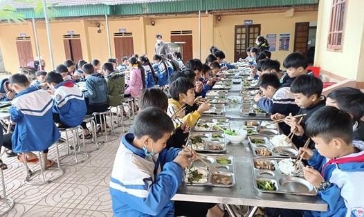 Học sinh Trường THCS Hương Sơn (Tân Kỳ - Nghệ An) ăn cơm tập thể miễn phí tại trường.  Ảnh: QĐ