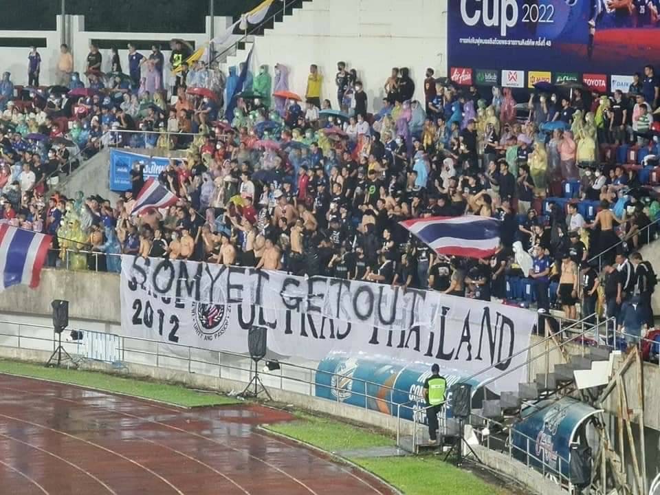 Cổ động viên yêu cầu Chủ tịch Liên đoàn Bóng đá Thái Lan từ chức