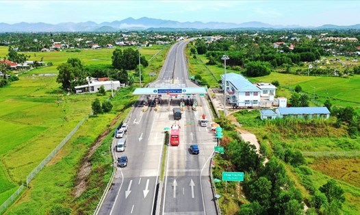 Cao tốc Đà Nẵng - Quảng Ngãi hiện không có khu vực đảm bảo an toàn để dừng, đỗ tránh trú.