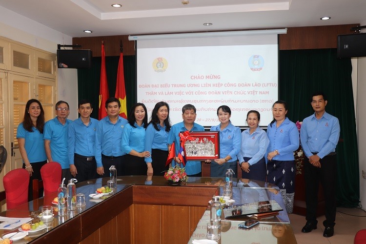 Công đoàn Lào sang thăm và làm việc với Công đoàn Viên chức Việt Nam