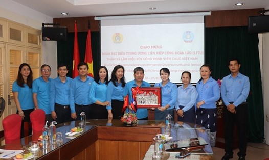 Công đoàn Viên chức Việt Nam tặng quà lưu niệm đoàn công tác của Trung ương Liên hiệp Công đoàn Lào.