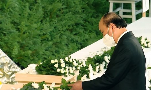 Chủ tịch nước Nguyễn Xuân Phúc đặt hoa tưởng niệm cố Thủ tướng Nhật Bản Abe Shinzo. Ảnh: TTXVN