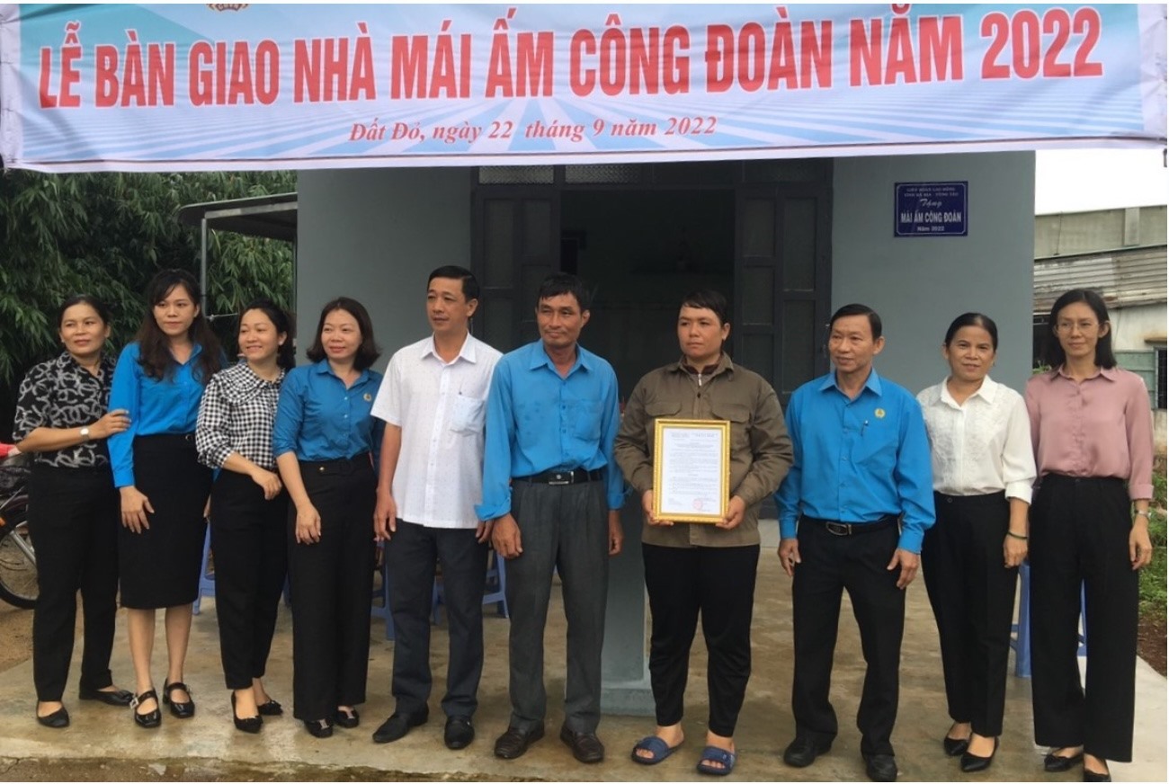 LĐLĐ tỉnh Bà Rịa - Vũng Tàu bàn giao nhà Mái ấm Công đoàn cho đoàn viên có hoàn cảnh khó khăn tại huyện Đất Đỏ.