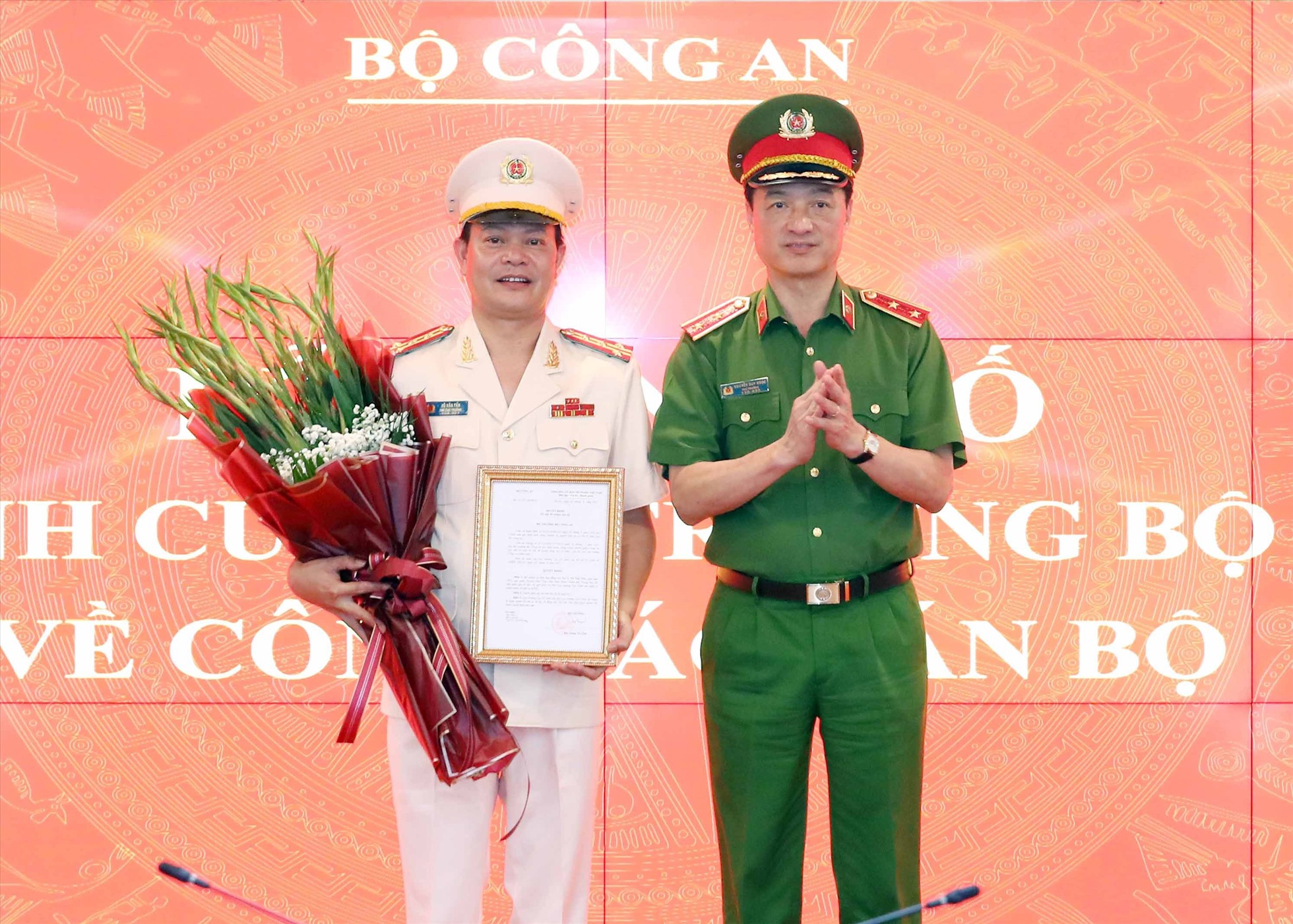 Thứ trưởng Nguyễn Duy Ngọc trao quyết định về việc bổ nhiệm với Đại tá Vũ Văn Tấn. Ảnh: Đ.K