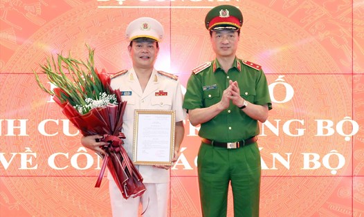 Thứ trưởng Nguyễn Duy Ngọc trao quyết định về việc bổ nhiệm với Đại tá Vũ Văn Tấn. Ảnh: Đ.K