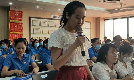 CNLĐ tại các khu công nghiệp kiến nghị với Đoàn Đại biểu Quốc hội tỉnh Ninh Bình các nội dung liên quan đến việc hỗ trợ trẻ mầm non là con CNLĐ. Ảnh: NT