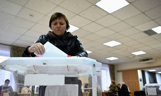 Một người dân bỏ phiếu về việc sáp nhập Nga. Ảnh: Sputnik