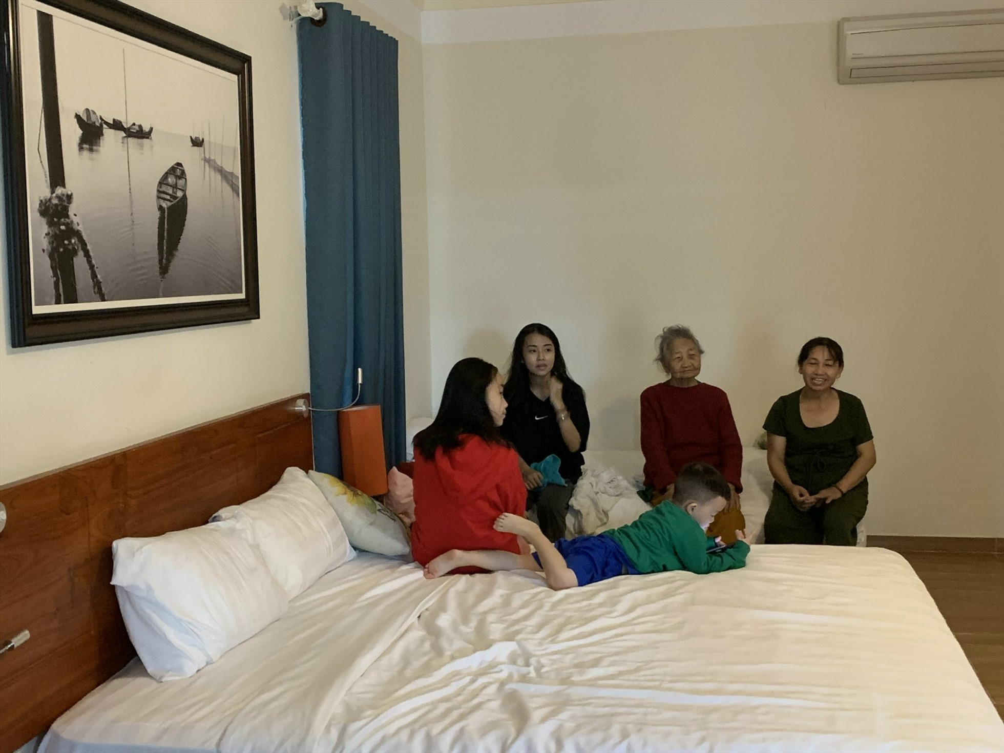 Người dân đến trãnh bão tại Resident villa ở thành phố Hội An. Ảnh: Tường Minh