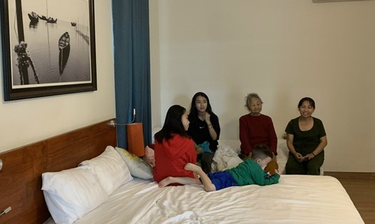 Người dân đến trãnh bão tại Resident villa ở thành phố Hội An. Ảnh: Tường Minh