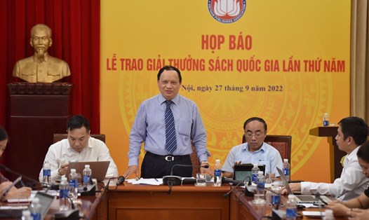 Ông Hoàng Phong Hà, Phó Chủ tịch thường trực Hội Xuất bản Việt Nam thông tin về Giải thưởng Sách Quốc gia 2022. Ảnh: MH