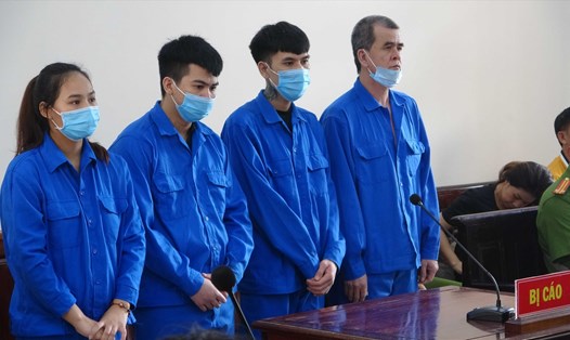 Các bị cáo trong nhóm dụ dỗ lừa bán nhiều cô gái sang Campuchia bán dâm lãnh án. Ảnh: Hà Anh Chiến