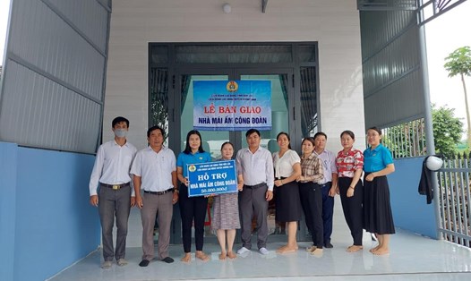 Liên đoàn Lao động huyện Krông Ana tổ chức bạn giao nhà "Mái ấm công đoàn" cho gia đình chị Cao Thị Lan. Ảnh: Nguyễn Vân