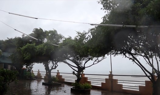 Cảnh báo bão số 4 gây mưa dông kèm gió giật khu vực Trung Bộ.