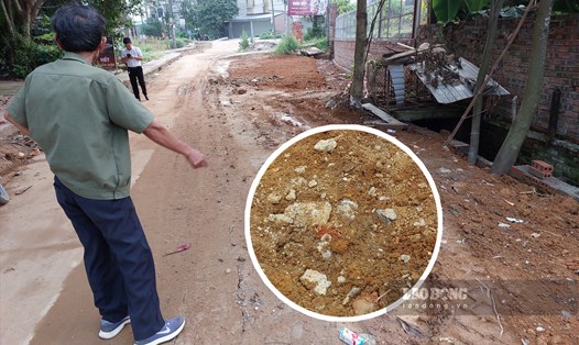 Người dân tố nhà thầu thi công sử dụng vật liệu xây dựng thải để san lấp nền đường. Ảnh: Tô Công.