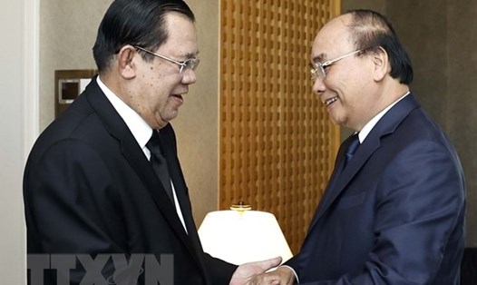 Chủ tịch nước Nguyễn Xuân Phúc gặp Thủ tướng Campuchia Hun Sen. Ảnh: TTXVN