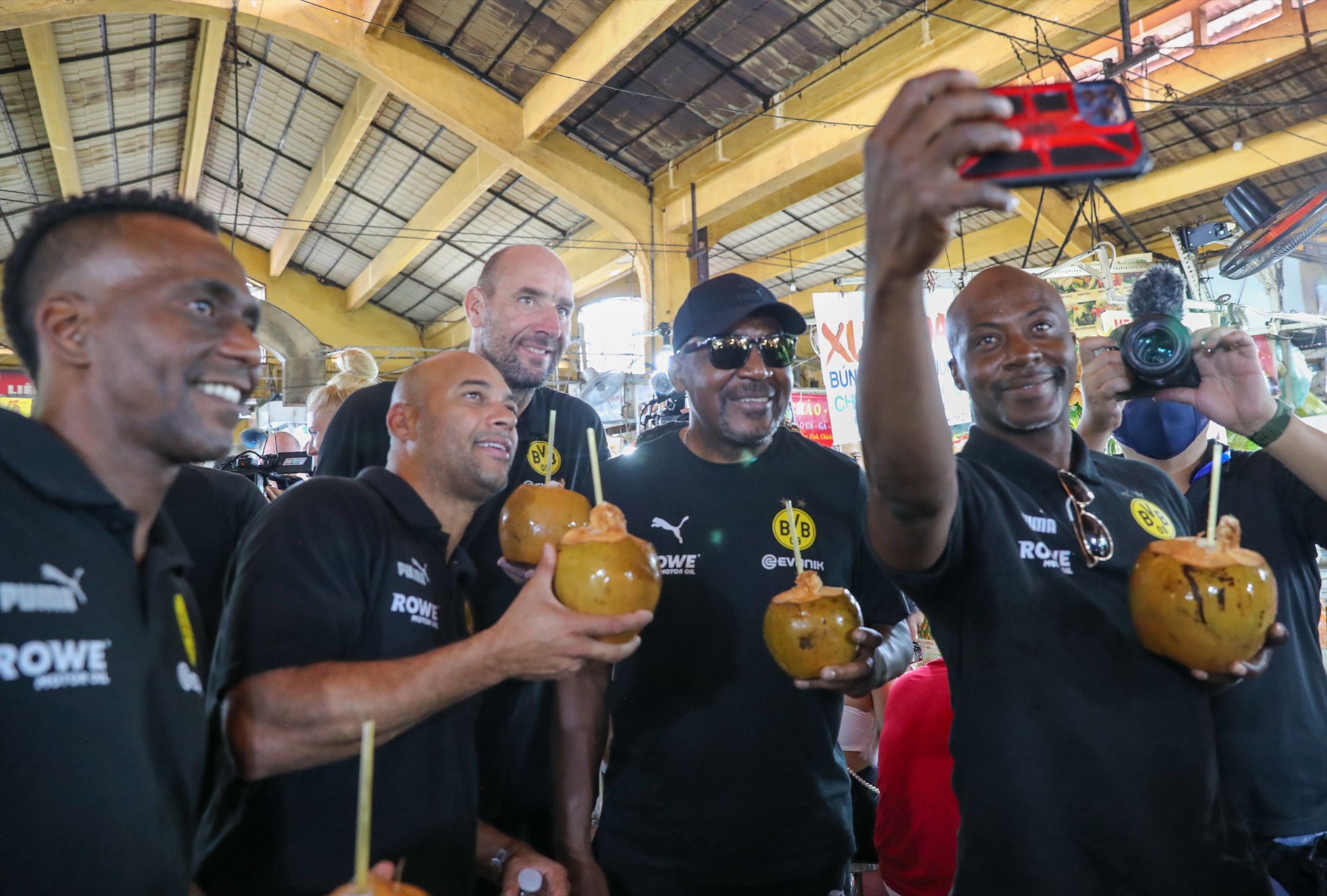 Các huyền thoại Dortmund thích thú với nước dừa. Ảnh: Tú Nguyễn