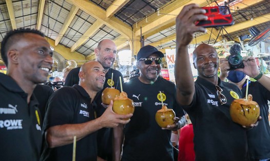 Các huyền thoại Dortmund thích thú với nước dừa. Ảnh: Tú Nguyễn