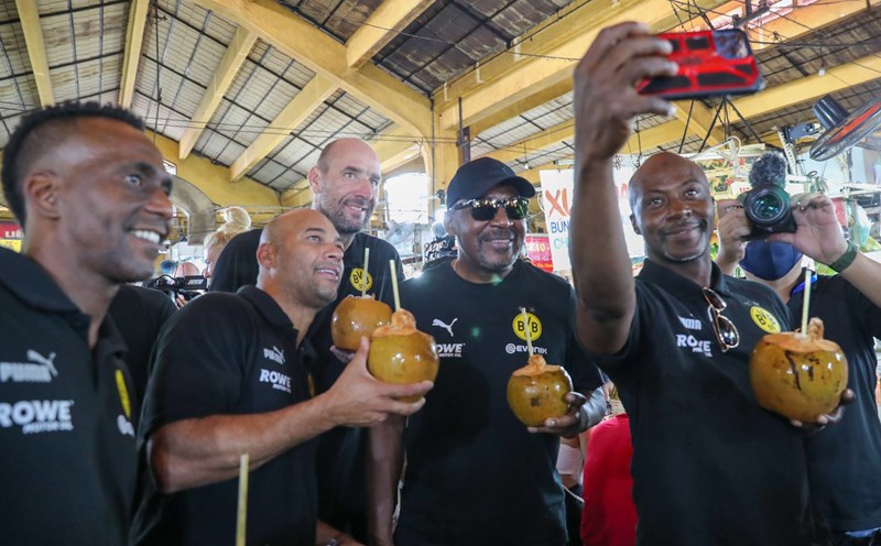 Các huyền thoại Dortmund thích thú với nước dừa. Ảnh: Tú Nguyễn