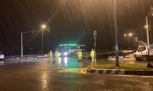 PC08 Quảng Ngãi nhắc các phương tiện không lên cao tốc Đà Nẵng - Quảng Ngãi khi bão số 4 sắp đổ vào đất liền. Ảnh: Cục CSGT