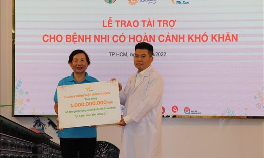 Bà Trương Thanh Thanh - Chủ tịch Hội đồng quản lý Quỹ Hy Vọng, đại diện chương trình "Mặt trời hy bọng" trao tặng tài trợ bệnh nhi ung thư tại Bệnh viện Nhi đồng 2. Ảnh: BV NĐ2