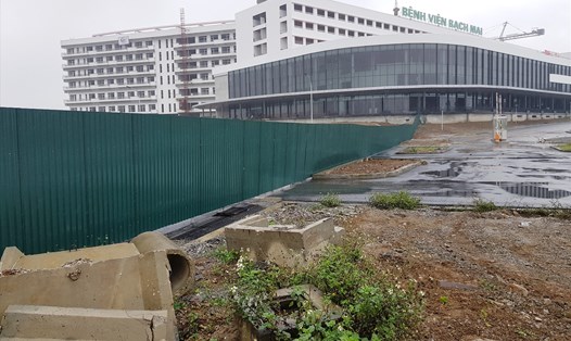 Dự án Bệnh viện Bạch Mai cơ sở 2 vẫn đang bị bỏ hoang. Ảnh: T.P