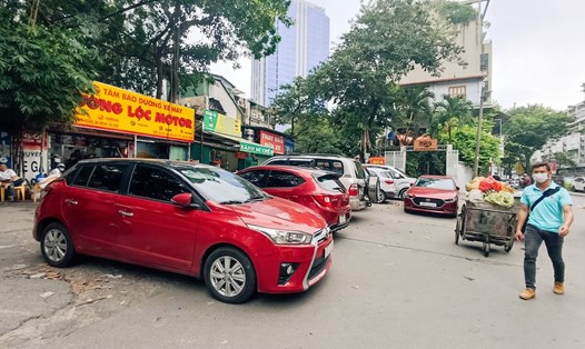 Nhiều người dân tại TP.Hà Nội buộc phải chịu cảnh để ôtô đậu chật kín dưới lòng đường, gần chung cư vì thiếu chỗ để xe. Ảnh: Lan Nhi