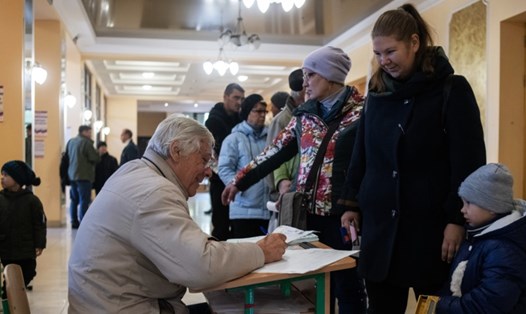 Cư dân ở Severodonetsk bỏ phiếu sáp nhập Nga. Ảnh: Sputnik
