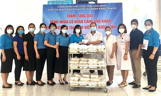 Trao các xuất cơm và tiền mặt ủng hộ Quỹ hỗ trợ bệnh nhân nghèo tại Bệnh viện đa khoa tỉnh Cao Bằng. Ảnh: Nguyễn Túc.