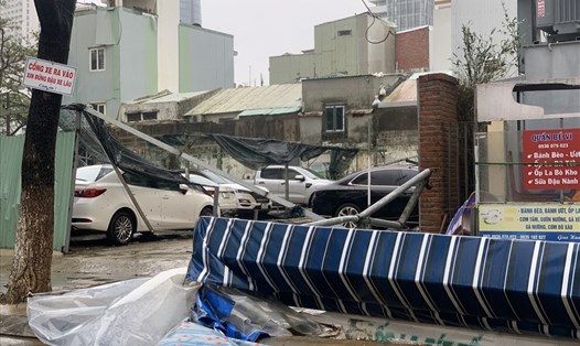 Mặc dù không có thiệt hại về người nhưng đường phố Đà Nẵng tan hoang sau khi bão Noru (bão số 4) đổ bộ. Ảnh: Tường Minh