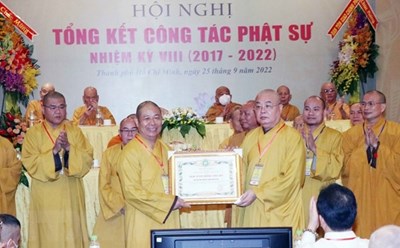 Hòa thượng Thích Thọ Lạc, Trưởng Ban Văn hóa Trung ương Giáo hội Phật giáo Việt Nam (trái) tiếp nhận Bằng Tuyên dương công đức do Hội đồng Trị sự Giáo hội Phật giáo Việt Nam tặng Ban Văn hóa Trung ương Giáo hội Phật giáo Việt Nam. Ảnh: TTXVN
